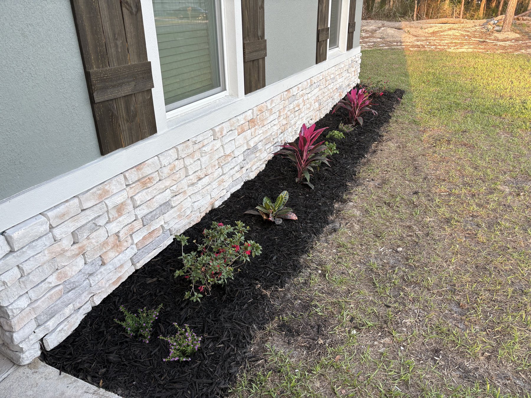Finished landscape bed detail by KDP Builders